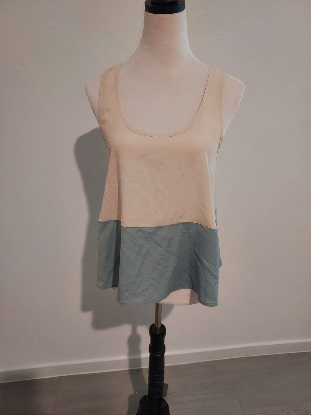 Colorblock Scoop Neck Tank Top in Cream and Light Blue